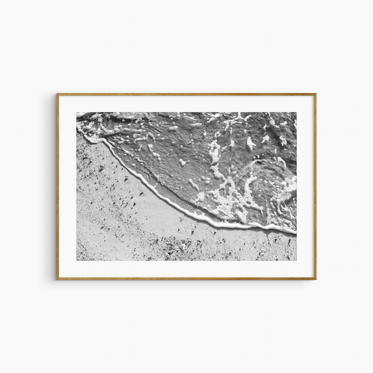 Minimalist sandy shore photography printable, black and white beach wall art, curved foam edge print